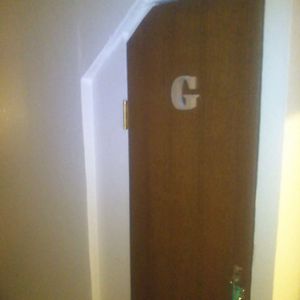 Kleines Zimmer mit zwei Einzelbetten
